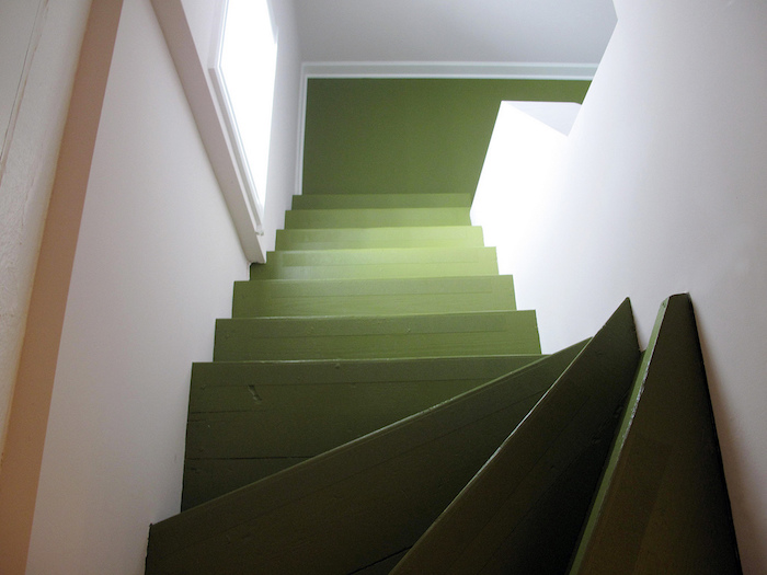 idée pour repeindre un escalier en bois de peinture vert olive, effet ombré, murs blancs, deco simple et naturelle