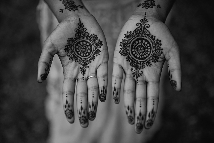tatouage symbolique, dessin temporaire sur la peau, tatouage mains et doigts pour femmes à design mandala