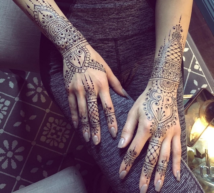 henné main simple, tatouage non permanent pour femme à design gouttes d'eau au henné noir