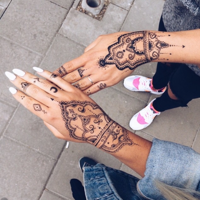 henné doigt, tatouage au henné noir pour femme, dessin sur la peau au henné noir, tattoo temporaire pour femme