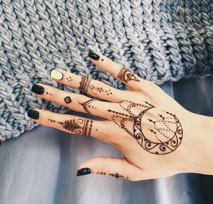 tatouage temporaire, manucure ongles noirs, tatouage non permanent au henné noir sur les doigts