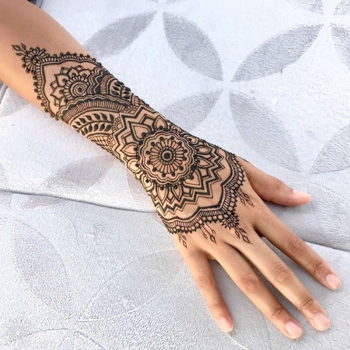 henne main, art corporel au henné noir à design ethnique et mandala, tattoo pour femme au henné