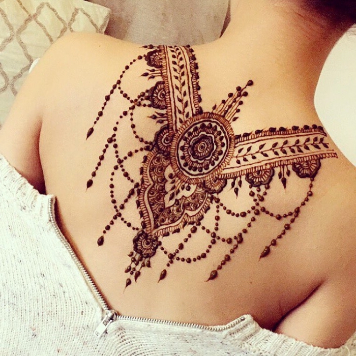 tatouage dos, modèle de dessin au henné sur le dos, tattoo temporaire aux motifs ethniques pour femme