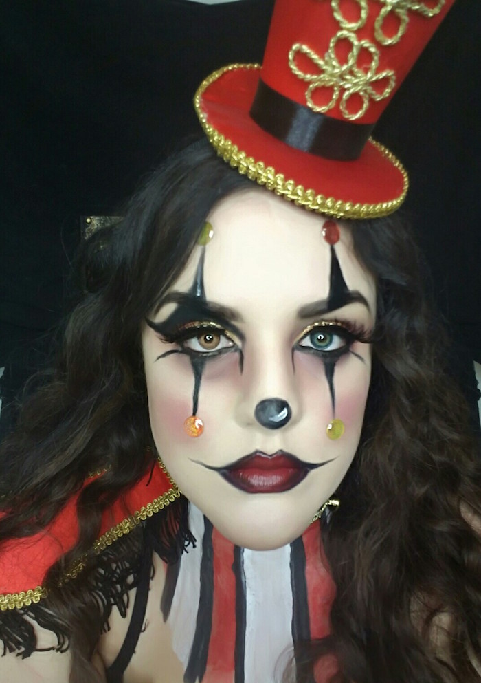 femme clown maquillage simple yeux noirs