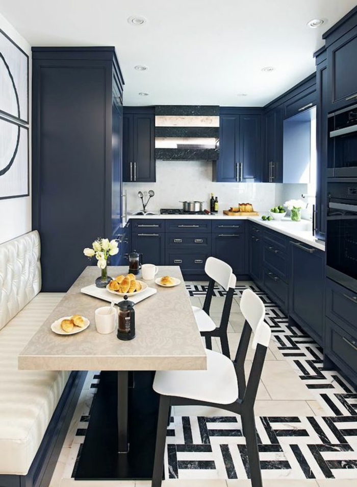 bleu cyan cuisine classique avec des meubles en couleur bleu gris et table beige et des chaises en noir et blanc