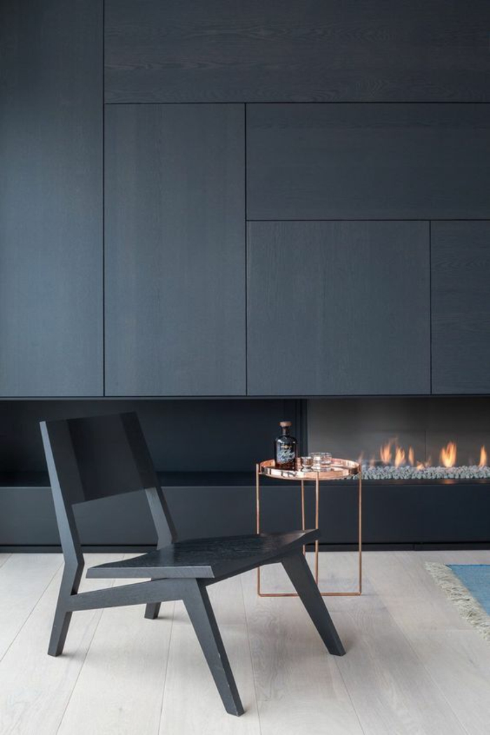 salon bleu petrole couleur bleu gris avec cheminée moderne et grande chaise design en couleur bleu gris