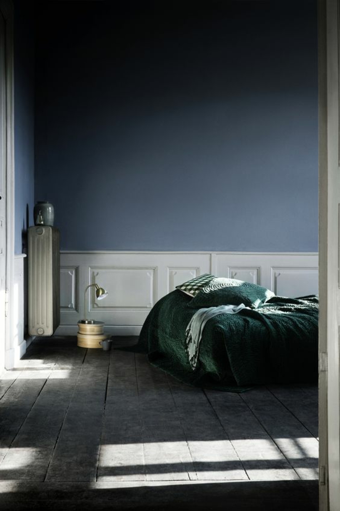 nuance de bleu couleur bleu gris avec des murs colorés et combinés avec du blanc et avec une couverture vert émeraude sur le lit 