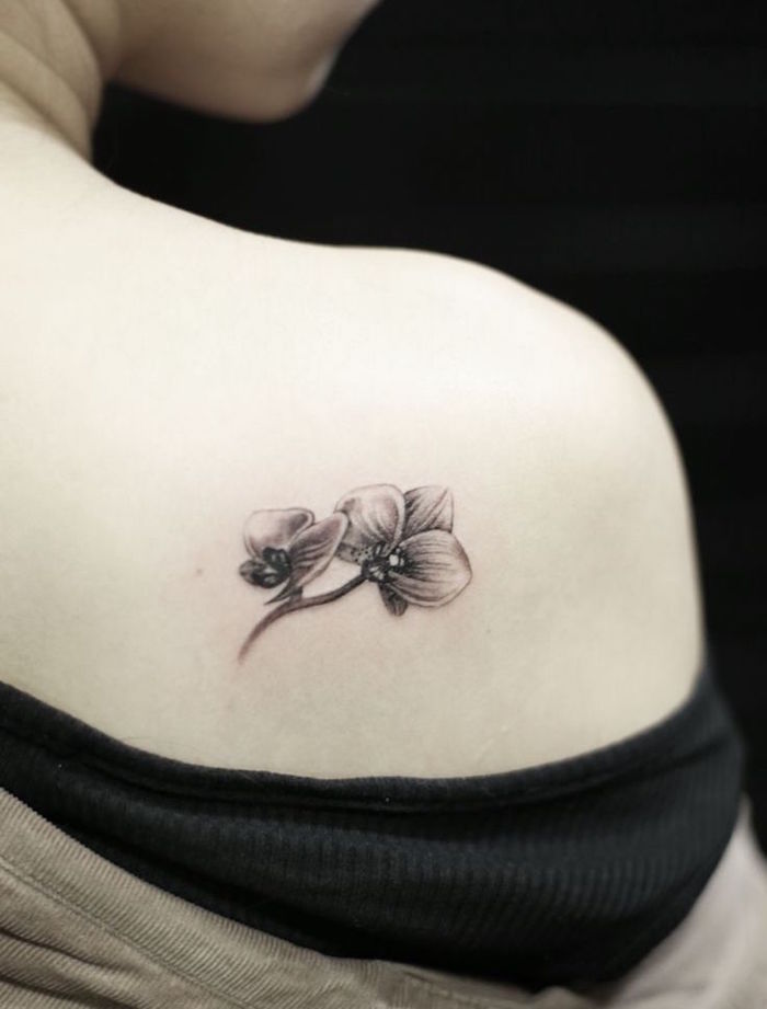 modele petit tatouage epaule fleur orchidee noir femme