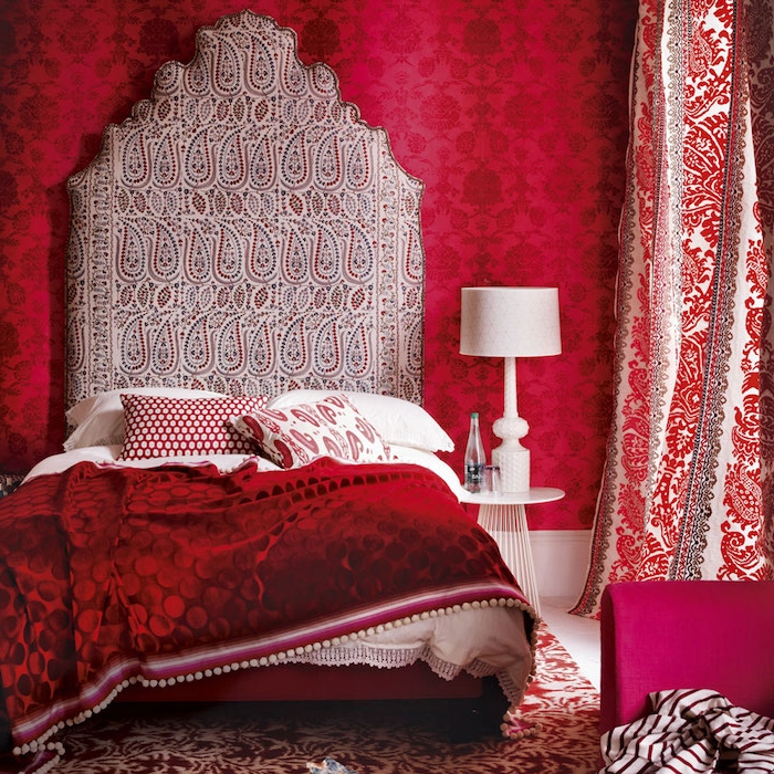 modele de papier peint chambre, style baroque, tapisserie murale rouge, linge de lit, rideaux et tapis blanc et rouge, fauteuil fuschia