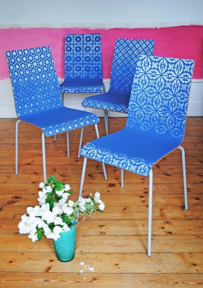 peindre un meuble de façon originale avec des motifs au pochoir, des chaises bleu ciel décorées de motifs orientaux