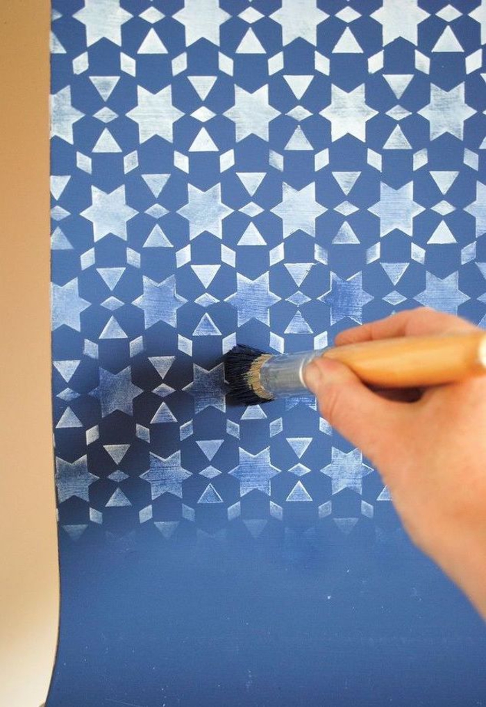 peindre un meuble de façon originale avec des motifs au pochoir, des chaises bleu marin décorées de motifs orientaux