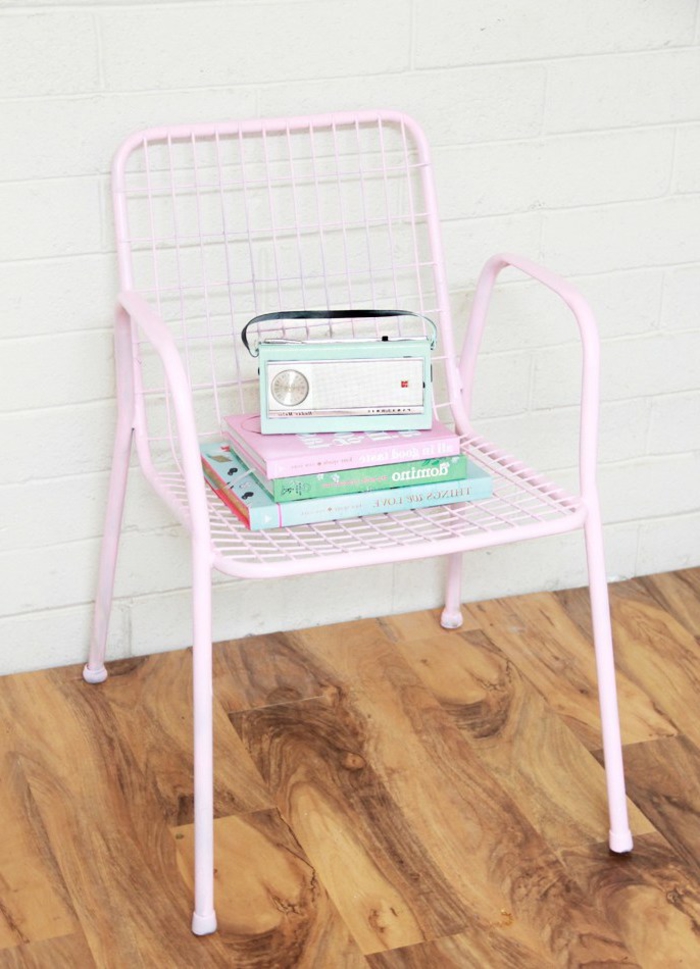 peindre un meuble métallique en nuance pastel pour un accent déco doux et féminin, chaise à grille métallique transformée à quelques coups de peinture rose pastel