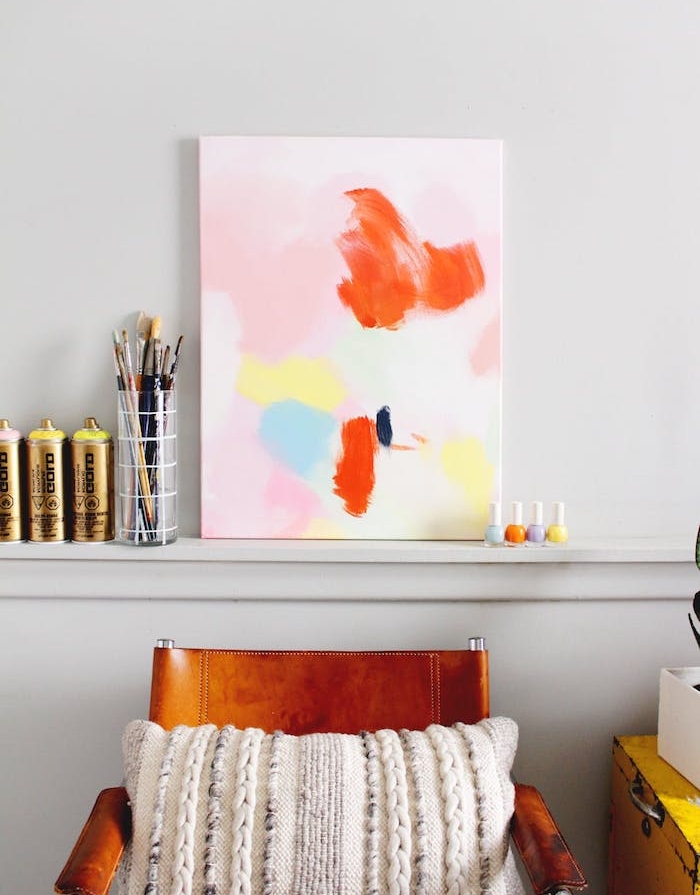 diy chambre ado, une peinture abstraire sur toile blanche, taches de peinture colorées, chaise en bois et cuir, ambiance artistique