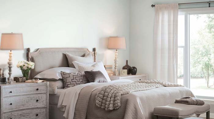 deco chambre adulte vert clair, lit et linge de lit gris et blanc, commode patine bois, style traditionnel