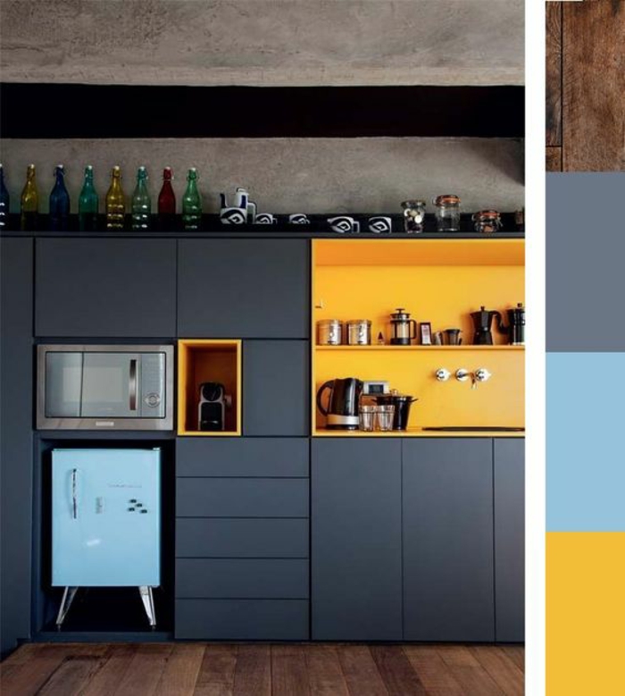 quelle couleur pour les murs d'une cuisine, peinture pour meuble de cuisine en bleu canard, avec frigo bleu pastel en style rétro