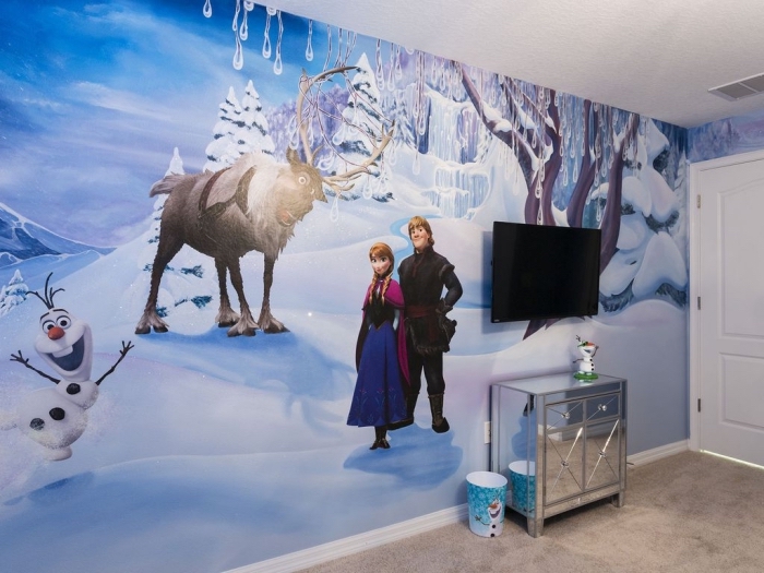 autocollant reine des neiges, idée décoration chambre d'enfant à design Frozen