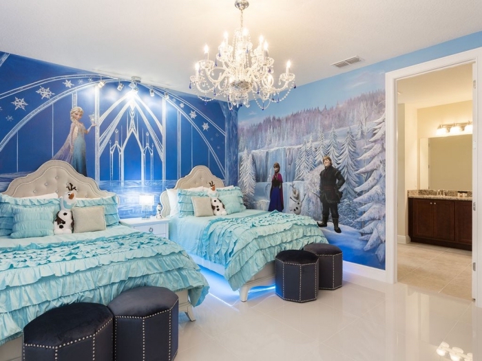 deco reine des neiges, chambre au plafond blanc et murs décorés en stickers design Frozen, tête de lit blanche boutonnée