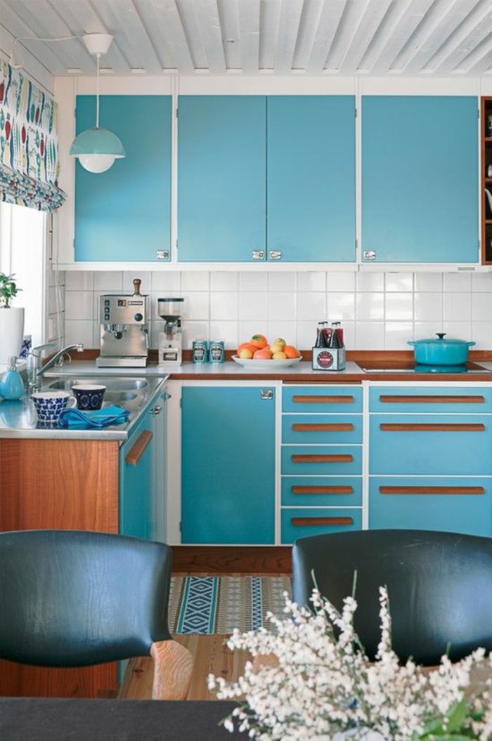peinture gris perle quelle couleur pour les murs d'une cuisine, meubles en bleu turquoise, luminaire en bleu turquoise, table et chaises en noir, rideaux en turquoise et marron