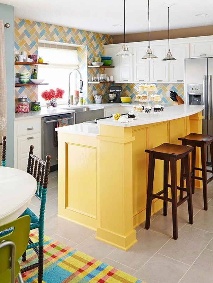 quelle couleur pour les murs d'une cuisine, cuisine bois clair, pièce en jaune, bleu turquoise et rouge, luminaires longs suspendus, mur avec mosaïque en bleu turquoise, jaune et blanc