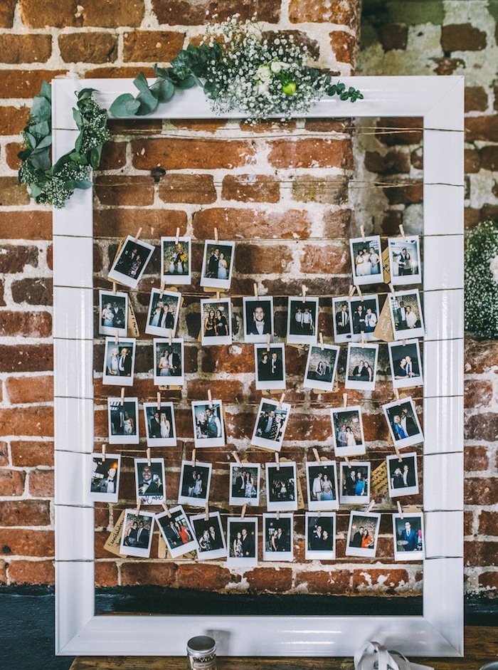 idées décoration mariage à faire soi même, cadre blanc avec des photos accrochés à des fils, guirlande florale décoratif