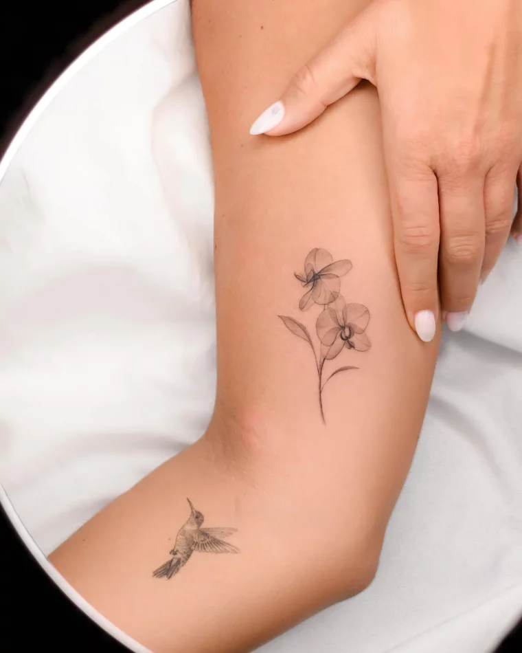 petit tatouage bras femme manucure ongles milky white dessin oiseau