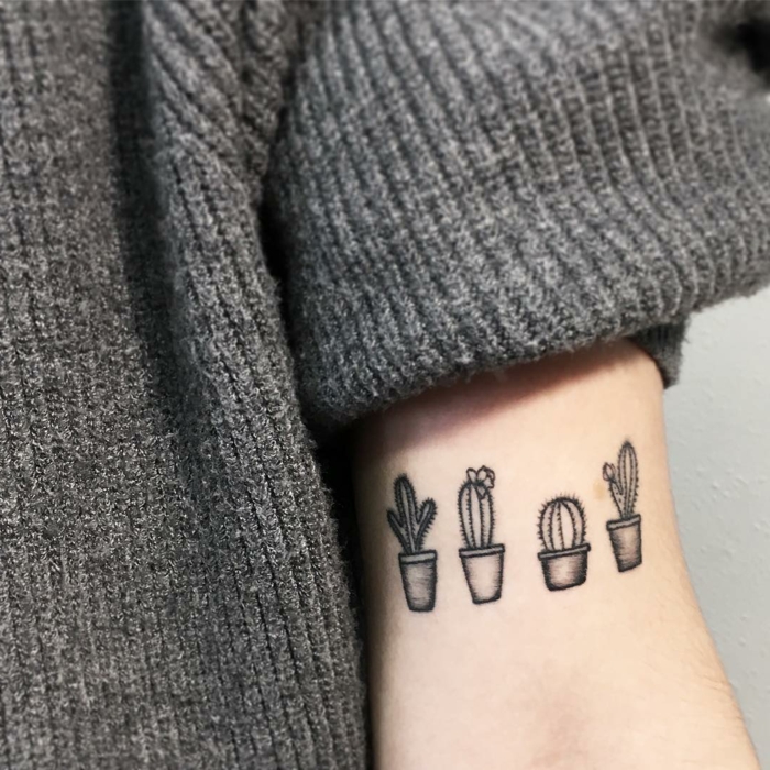 petit tatouage discret, tatouage bras femme, plusieurs cactus en pots, tatoos minuscules