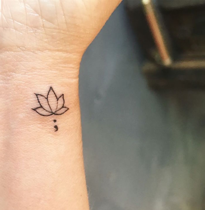 modele petit tatouage fleur de lotus sur le poignet
