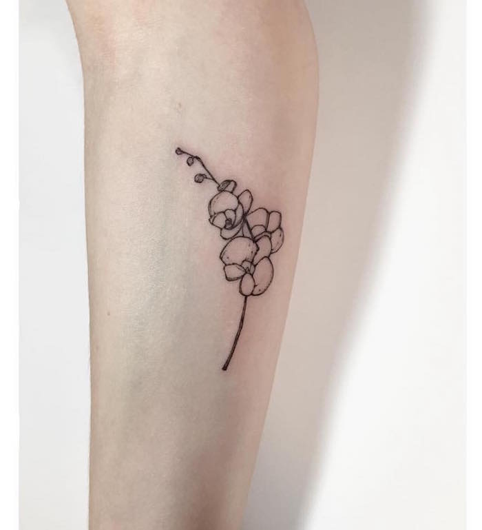 tattoo fleurs tatoo fleure tatouage d orchidée simple discret avant bras