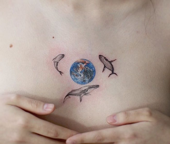 petite tatouage terre en couleurs et baleines