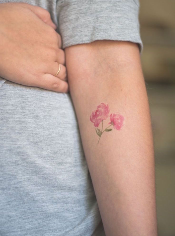 petit modele tatouage fleur rose aquarelle