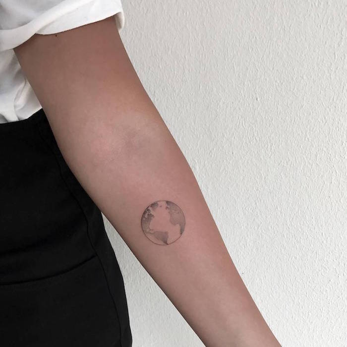 idée de tatouage discret planete sur bras terre