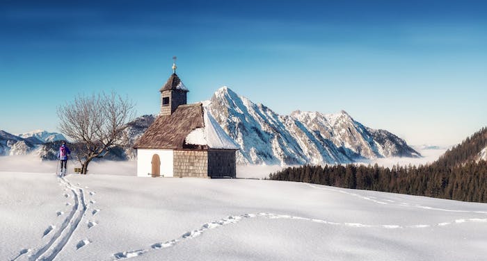 idée de paysage enneigé, une colline couverte de neige au milieu d une montagne couverte de neige, église, petit temple simple