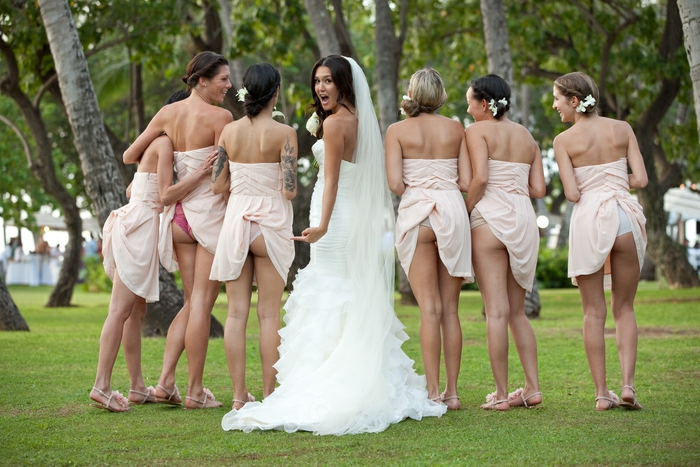 Comment poser pour une photo de groupe mariage idée originale avec la mariée et les demoiselles d'honneur 