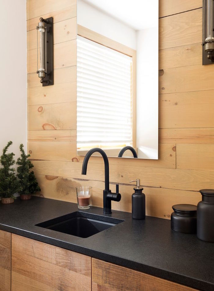 mur en bois dans cuisine plan de travail évier moderne en noir mat