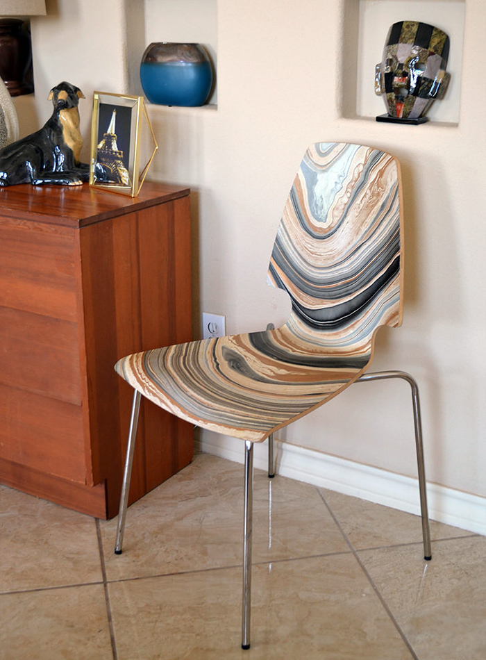 relooker des chaises en bois terne grâce à papier décoratif effet marbre