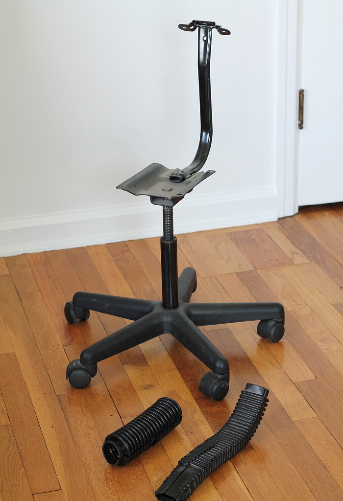 les étapes de relooking meuble d'une chaise de bureau simple retapissée avec du tissu motif pied-de-poule