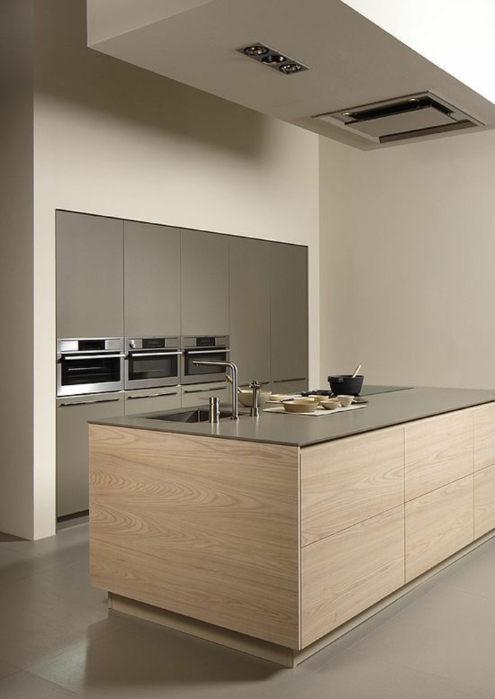 cuisine bois clair, quelle couleur pour les murs d'une cuisine, couleur taupe pour les fours, le frigo et le sol, ambiance minimaliste 