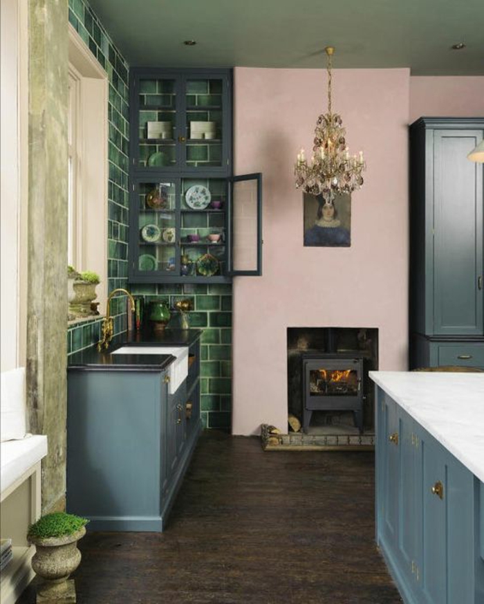 repeindre sa cuisine, peinture gris perle pour les meubles, mur de la cheminée en rose, sol avec revêtement en couleur taupe, plan de travail blanc sur le meuble lavabo, plafond en couleur olive, murs en nuances du vert