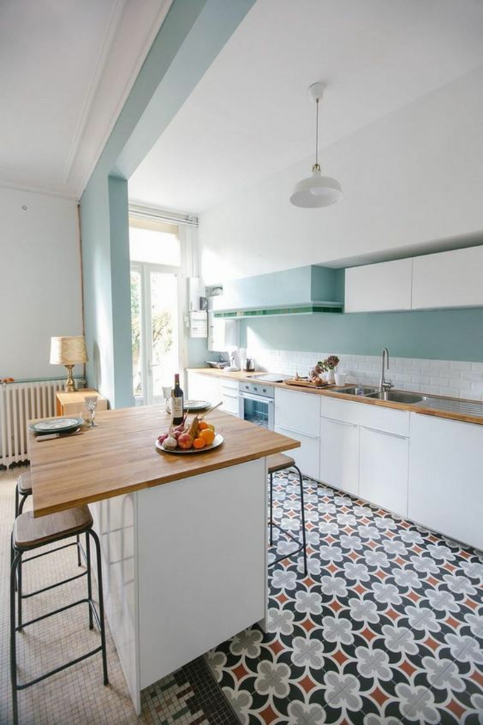 repeindre sa cuisine, quelle couleur pour les murs d'une cuisine, vert menthe comme accent sur des murs blancs, carrelage coloré avec des motifs floraux en gris clair et marron