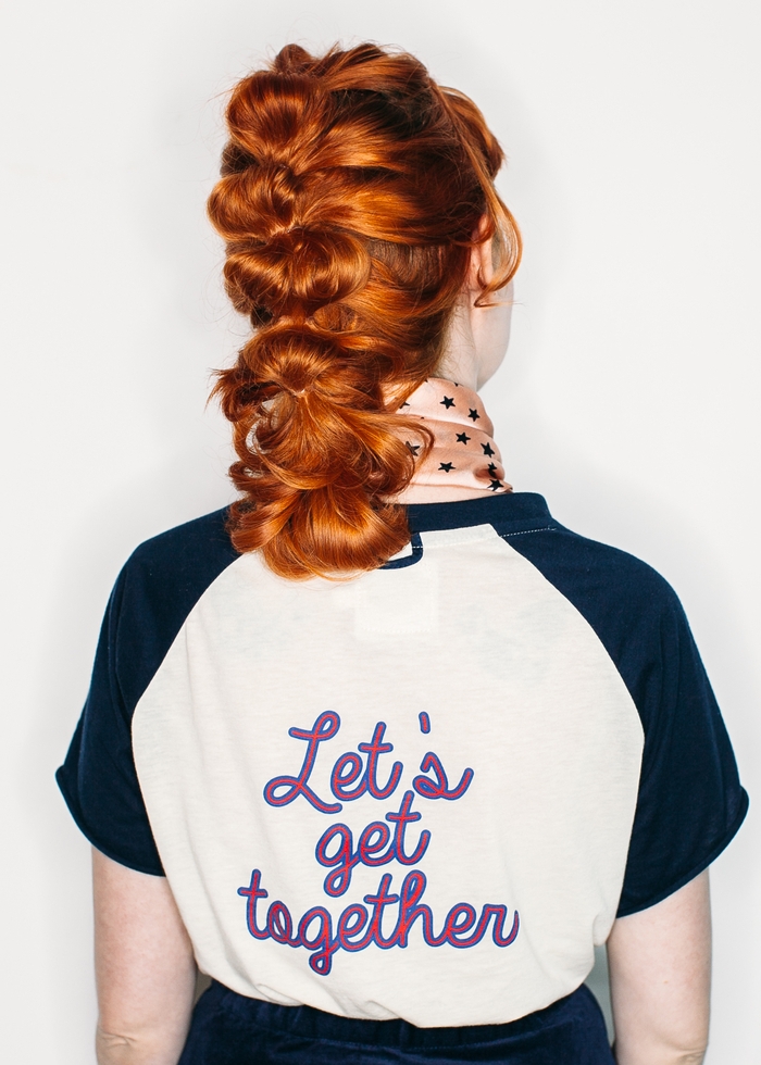 queue-de-cheval-bulles-floue-idée-coiffure-cheveux-mi-long-écharpe-en-soie-étoiles-cheveux-roux-éclatants une coiffure cheveux mi-longs en queue-de-cheval bulles réinventée à effet coiffé-décoiffé