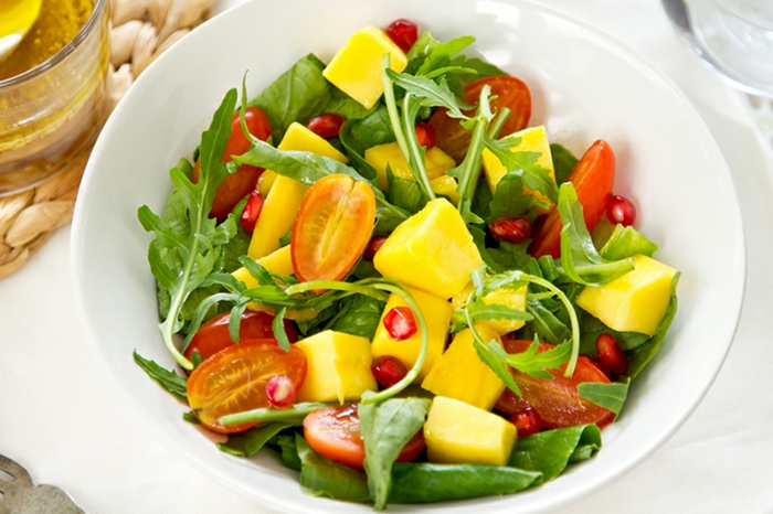 recette salade composée hiver, mangue, tomates, roquette et feuilles vertes