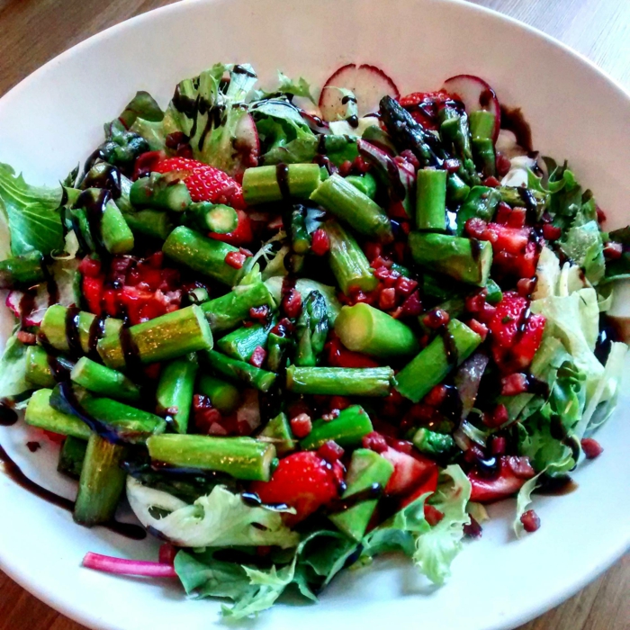 recette salade composée, caperses, fraises, dressing, laitue, radis et oignon rouge