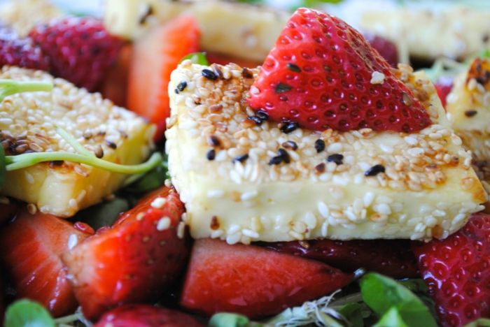 recette salade été, fromage rôti avec des fraises, des graines de sésame et épinards