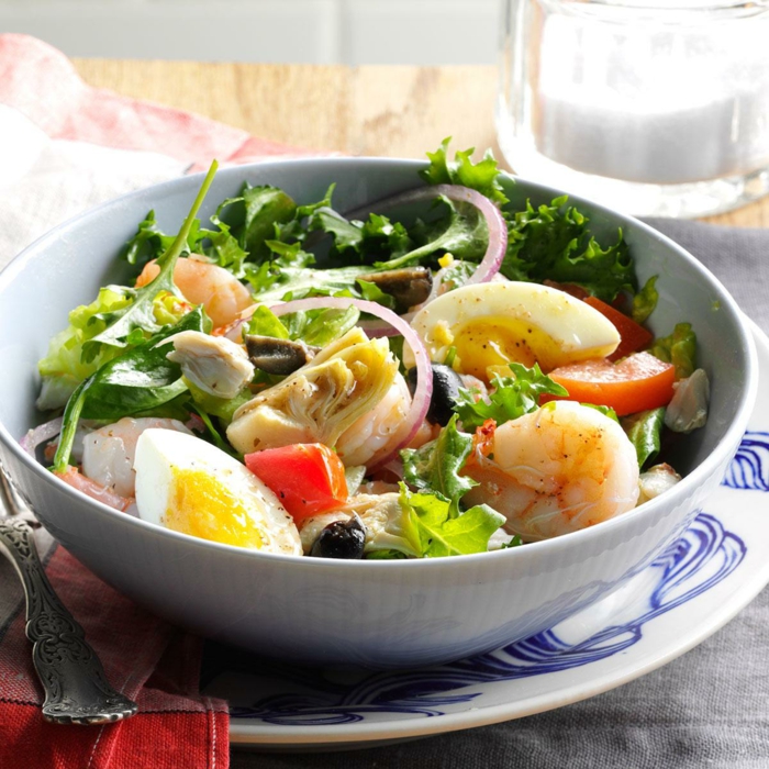 recettes de salades composées, oeufs dûrs, oignon rouge, crevettes