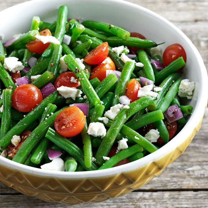 recettes de salades composées, haricots verts, oignon rouge, tomates cerises, fromage émietté