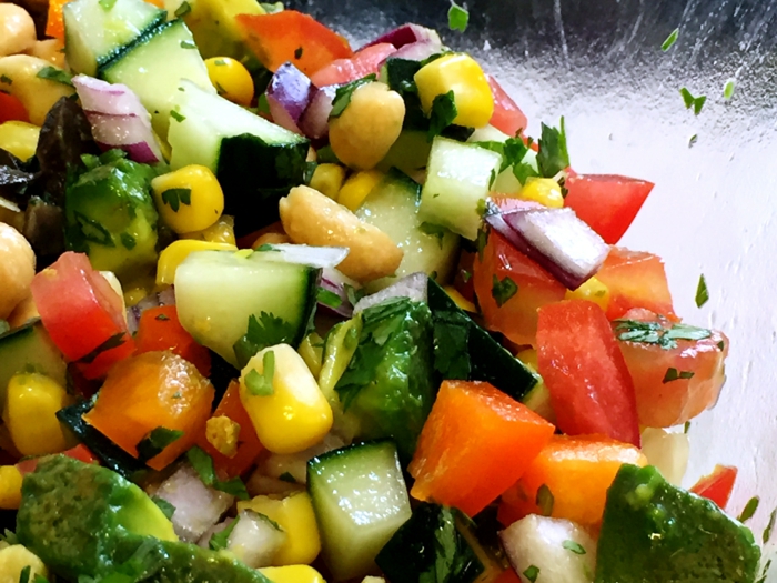 recettes de salades composées, salade avec mais, concombre et tomates