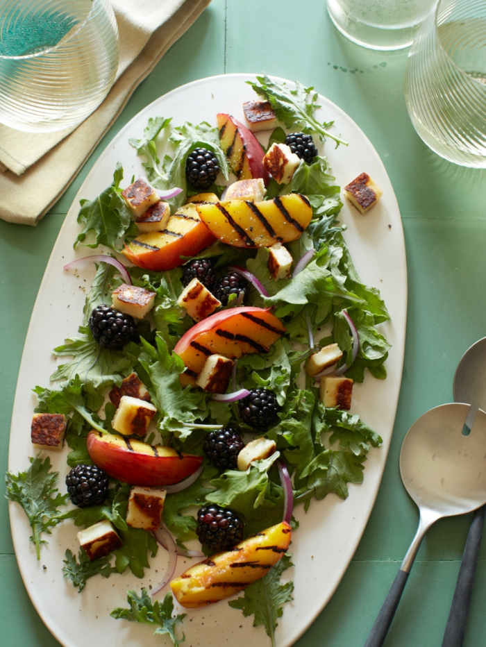 recettes de salades composées, fromage rôti, nectarines, fruits rouges