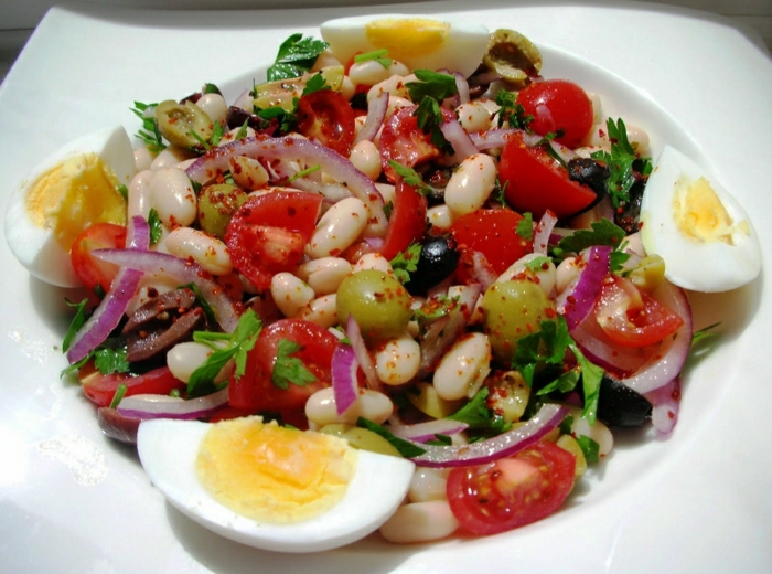 recettes de salades composées, haricots blancs, olives vertes, tomates cerises, oignon rouge