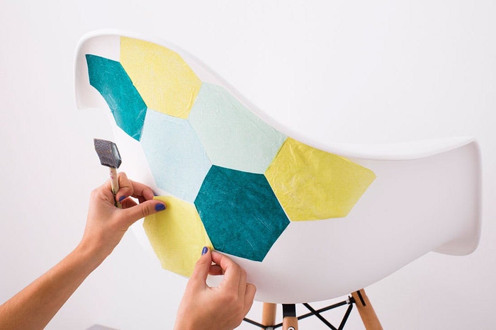 customiser un meuble terne à peu d'efforts grâce au collage de serviettes en papier colorées