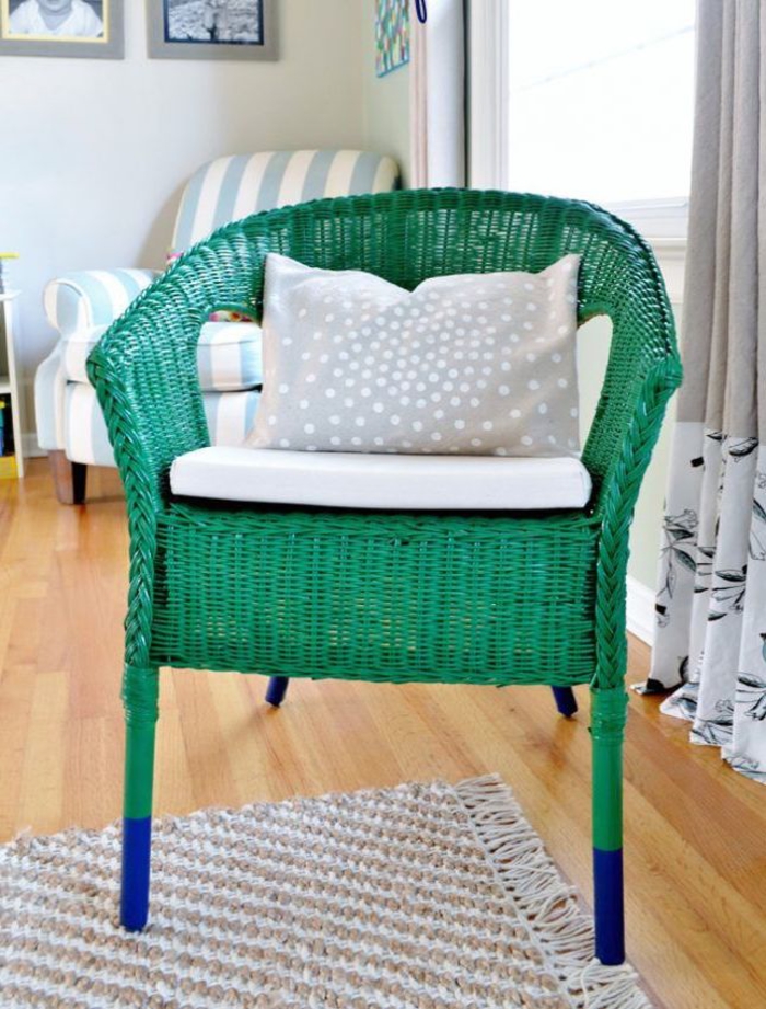 meuble relooké à peu d'effort et à petit budget, chaise en rotin verte à pieds repeints en bleu